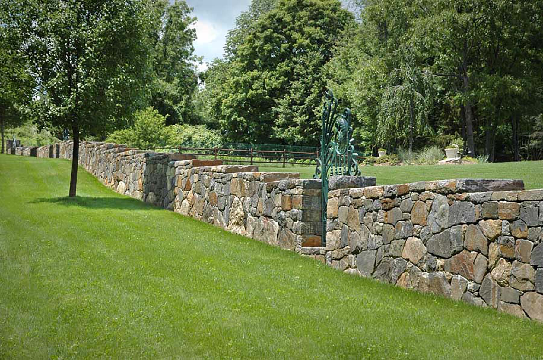 saratoga granite mosaic natural stone wall outside in park
