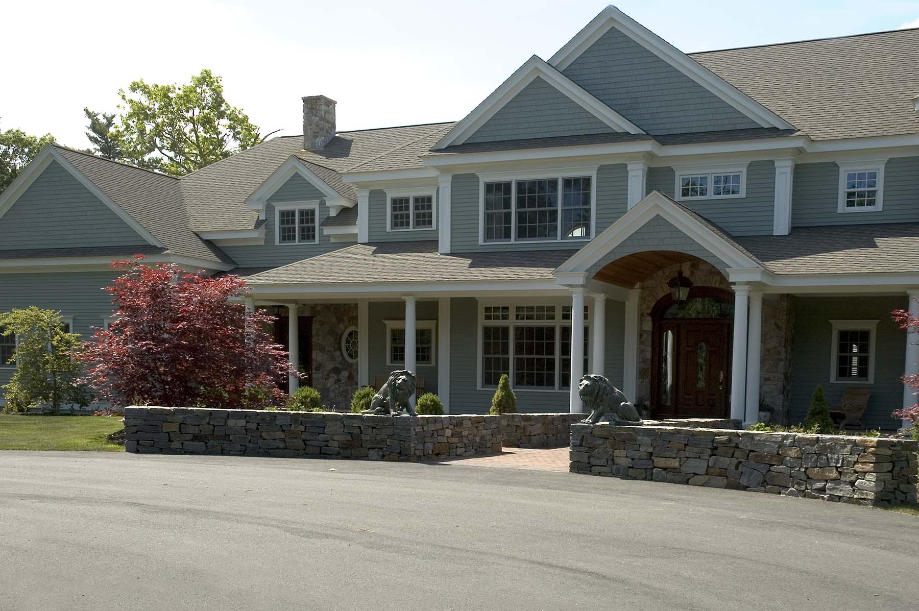saratoga granite mosaic natural stone retaining wall outside residential home